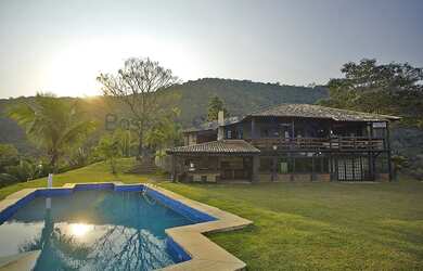 Imagem 13: Casa no alto da encosta com vista mar