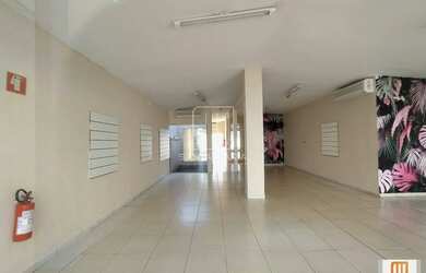 Imagem: O depósito possui 3 Vagas na garagem, 90m² de Área e está