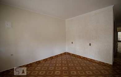 Imagem: A casa possui 2 Dormitórios, 1 Banheiro, 1 Vaga na garagem