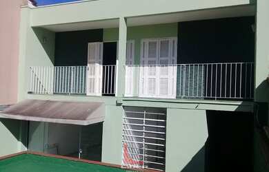 Imagem: A casa possui 3 Dormitórios, 4 Banheiros, 2 Vagas na garagem