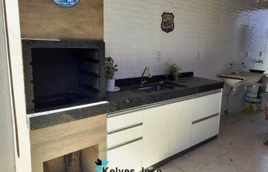 Imagem: A casa possui 3 Dormitórios, 2 Banheiros, 1 Vaga na garagem