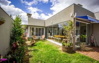 Imagem: A casa em condomínio possui 4 Dormitórios, 2 Vagas na garagem