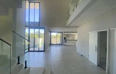 Imagem: A casa em condomínio possui 5 Dormitórios, 5 Banheiros, 4