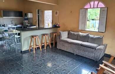 Imagem: A casa possui 3 Dormitórios, 2 Banheiros, 1 Vaga na garagem