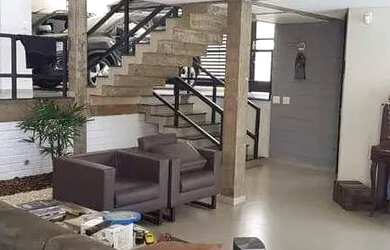 Imagem: A casa possui 4 Dormitórios, 5 Banheiros, 4 Vagas na garagem