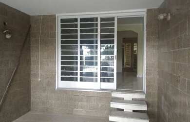 Imagem: A casa possui 4 Dormitórios, 2 Banheiros, 1 Vaga na garagem