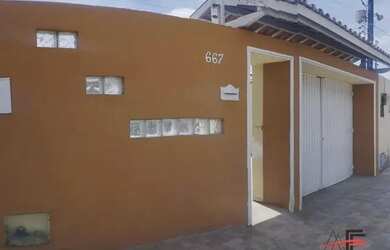 Imagem: A casa possui 3 Dormitórios, 2 Banheiros, 3 Vagas na garagem