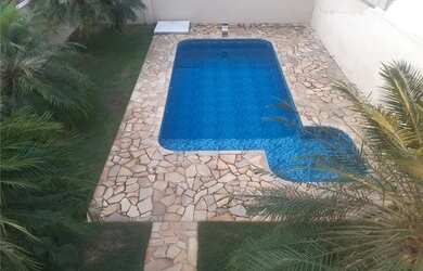 Imagem: A casa possui 3 Dormitórios, 3 Banheiros, 5 Vagas na garagem