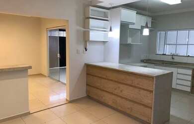 Imagem: A casa possui 3 Dormitórios, 2 Banheiros, 2 Vagas na garagem