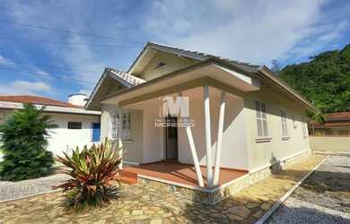 Imagem: A casa possui 3 Dormitórios, 1 Banheiro, 1 Vaga na garagem