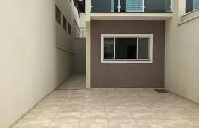 Imagem: A casa possui 3 Dormitórios, 2 Banheiros, 4 Vagas na garagem