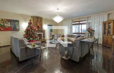 Imagem: A casa possui 5 Dormitórios, 4 Banheiros, 4 Vagas na garagem