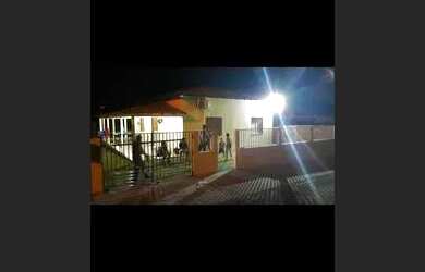 Imagem: A casa possui 3 Dormitórios, 2 Banheiros e está localizado