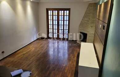 Imagem: A casa possui 3 Dormitórios, 4 Banheiros, 2 Vagas na garagem