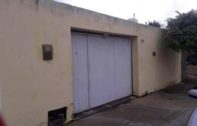 Imagem: A casa possui 2 Dormitórios, 1 Banheiro, 1 Vaga na garagem
