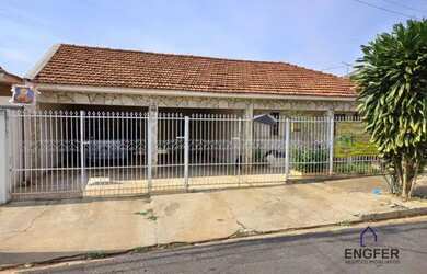 Imagem: A casa possui 5 Dormitórios, 3 Banheiros, 4 Vagas na garagem