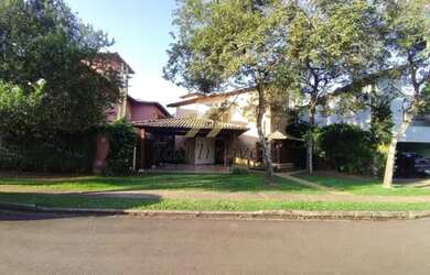 Imagem: A casa em condomínio possui 4 Dormitórios, 5 Banheiros, 2