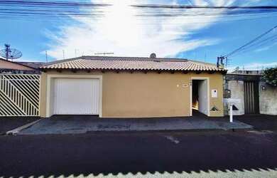 Imagem: A casa possui 3 Dormitórios, 1 Banheiro, 3 Vagas na garagem