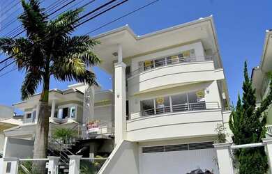 Imagem: A casa possui 4 Dormitórios, 2 Banheiros, 1 Vaga na garagem