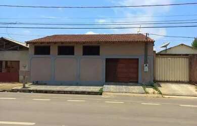Imagem: A casa possui 4 Dormitórios, 1 Banheiro e 2 Vagas na garagem