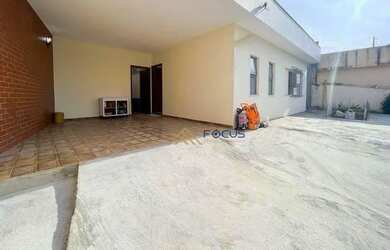 Imagem: A casa possui 2 Dormitórios, 2 Banheiros, 4 Vagas na garagem