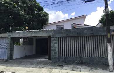 Imagem: A casa possui 4 Dormitórios, 3 Banheiros, 4 Vagas na garagem