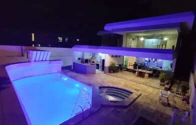 Imagem: A casa em condomínio possui 5 Dormitórios, 5 Banheiros, 600m²