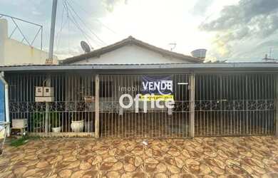 Imagem: A casa e possui 3 Dormitórios, 2 Banheiros, 2 Vagas na garagem