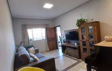 Imagem: A casa possui 2 Dormitórios, 1 Banheiro, 2 Vagas na garagem