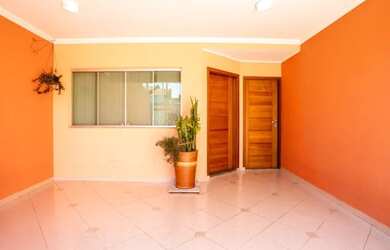 Imagem: A casa possui 3 Dormitórios, 2 Banheiros, 2 Vagas na garagem