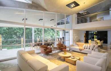 Imagem: A casa possui 4 Dormitórios, 5 Banheiros, 5 Vagas na garagem