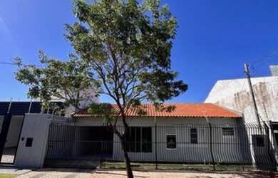 Imagem: A casa possui 3 Dormitórios, 2 Banheiros, 4 Vagas na garagem