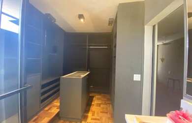 Imagem: A casa possui 3 Dormitórios, 5 Banheiros, 3 Vagas na garagem