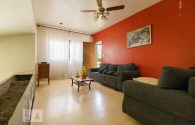 Imagem: A casa possui 4 Dormitórios, 3 Banheiros, 2 Vagas na garagem