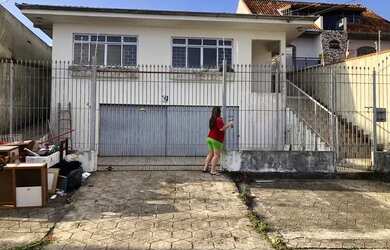 Imagem: A casa possui 5 Dormitórios, 4 Banheiros, 4 Vagas na garagem