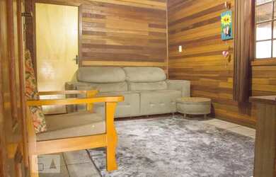 Imagem: A casa e possui 3 Dormitórios, Suítes, 1 Banheiro, 3 Vagas