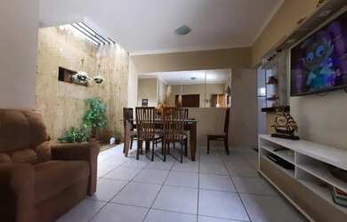 Imagem: A casa possui 3 Dormitórios, 2 Banheiros, 2 Vagas na garagem