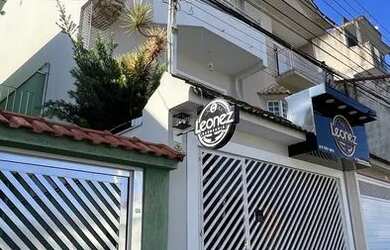 Imagem: A casa possui 3 Dormitórios, 4 Banheiros, 1 Vaga na garagem