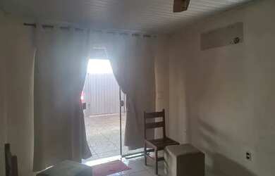 Imagem: A casa possui 3 Dormitórios, 2 Banheiros, 4 Vagas na garagem