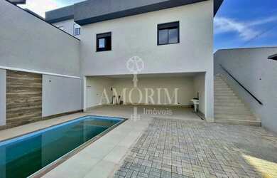 Imagem: A casa em condomínio possui 3 Dormitórios, 2 Banheiros, 3