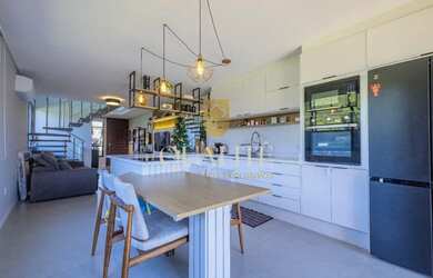 Imagem: A casa possui 3 Dormitórios, 3 Banheiros, 2 Vagas na garagem