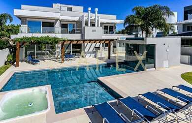 Imagem: A casa possui 5 Dormitórios, 5 Banheiros, 3 Vagas na garagem