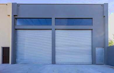 Imagem: O depósito possui 5 Vagas na garagem, 300m² de Área e está