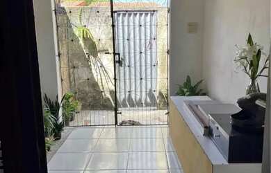 Imagem: A casa possui 2 Dormitórios, 1 Banheiro e 1 Vaga na garagem