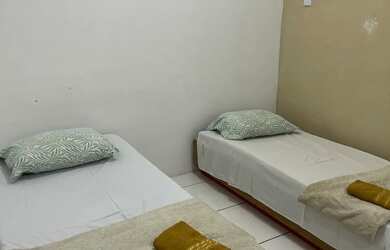 Imagem: A casa possui 1 Dormitório, 1 Banheiro, 1 Vaga na garagem