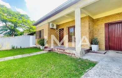 Imagem: A casa possui 3 Dormitórios, 2 Banheiros, 3 Vagas na garagem