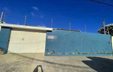 Imagem: A casa possui 4 Dormitórios, 2 Banheiros, 2 Vagas na garagem