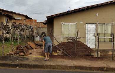 Imagem: A casa possui 2 Dormitórios, 1 Banheiro e Varanda e está localizado