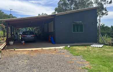 Imagem: A casa possui 2 Dormitórios, 2 Banheiros, 3 Vagas na garagem