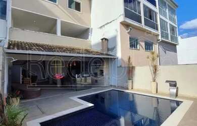 Imagem: A casa possui 3 Dormitórios, 2 Banheiros, 3 Vagas na garagem